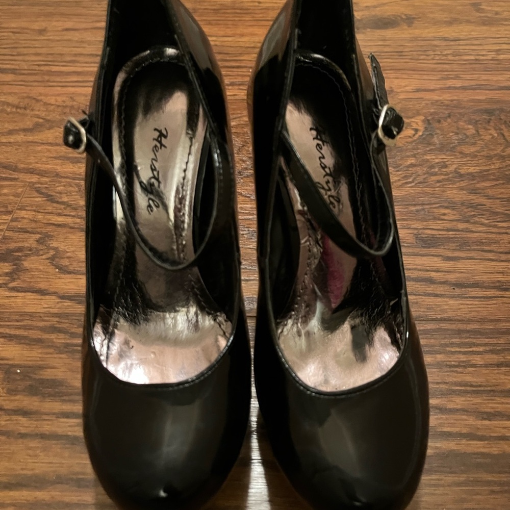 HERSTYLE GLOSSY BLACK BUCKLE STRAP HEELS